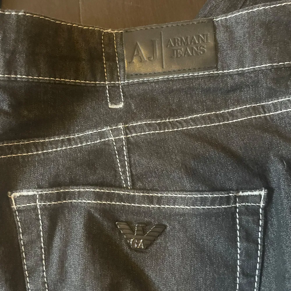 Säljer mina Armani byxor för har växt ur dom. Bra skick. Storlek W34. Kan mötas i Gbg, annars står köparen för frakten. Öppen med prutningar. . Jeans & Byxor.