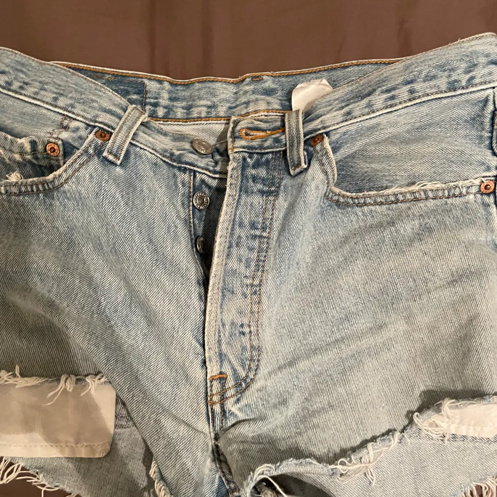 Levis shorts andvånd några få gånger säljer därav för liten storlek. Står inte vad det är för storlek men sitter som en S då jag har M. . Shorts.