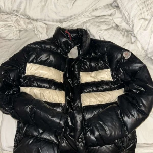 Vintage monclear thomas puffer jacket in black and white - En sjukt varm monclear jacka som har använts ett fåtal gånger men kommer inte till mycket användning längre och behöver hitta en ny ägare. Jag köpte jackan för ny pris 4500kr men har tyvärr tappat bort kvittot. Den är lite skadad vid armen (sista bil