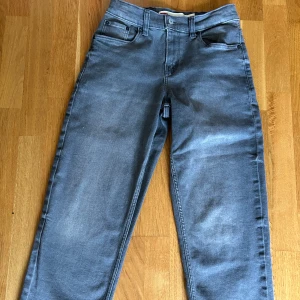 Levis jeans -  jeans nästan aldrig använda inga fläckar eller hål på jeansen! Ny pris ca 650kr