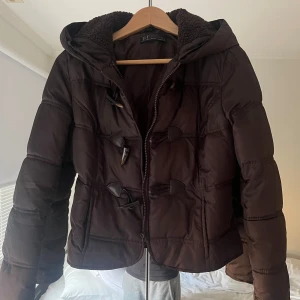 Höstjacka - Så så fin höstjacka med lurvig luva🍂 från Zaras gamla kollektion, fint skick men minidefekt i sista bild, färgen är brun men lite nyans av vinröd/lila 