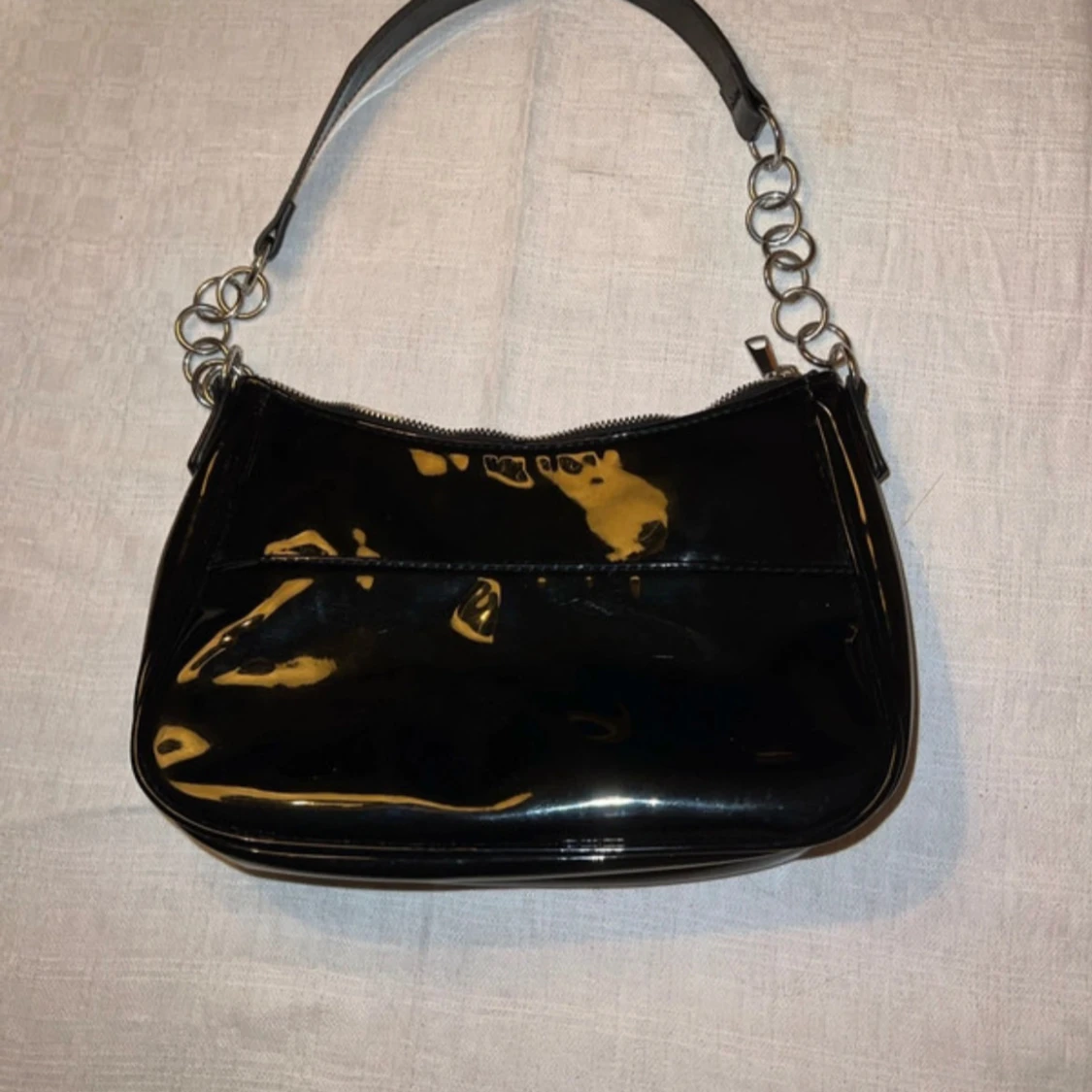 Svart axelväska i svart lack - 90