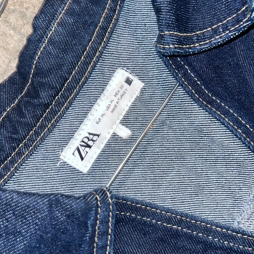 Säljer en snygg mörkblå croppad jeansjacka från Zara. Jackan har korta ärmar och två stora fickor framtill, men kan också användas som tröja. Har använt 1 gång vid ett speciellt tillfälle men sedan dess har tillfälle inte kommit men jag älskar stilen. Tröjor & Koftor.