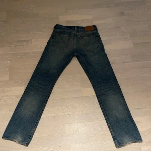 Levi's 501 jeans - Säljer ett par klassiska Levi's 501 jeans i blå denim. De har en straight passform och är i mycket bra skick. Säljer då för långa för mig Storlek 32 i midjan och 32 i längd. Priset är inte hugget i sten och kan mycket väl diskuteras vid snabb affär! 