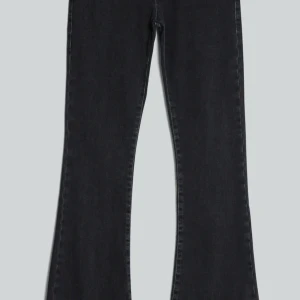 Jeans  - Svarta bootcut jeans använd fåtal gånger, säljer pågrund av att dom är för små 