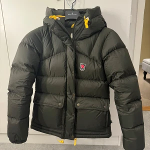 Byta färg? - Hej! Jag är intresserad av att byta min fjällräven jacka till en svart i samma modell och storlek. Köpt förra vintern, inga defekter och försiktigt använd. Modell: Expedition Down Lite Jacket W. Färg:Deep Forest. OBS är inte intresserad av att sälja.