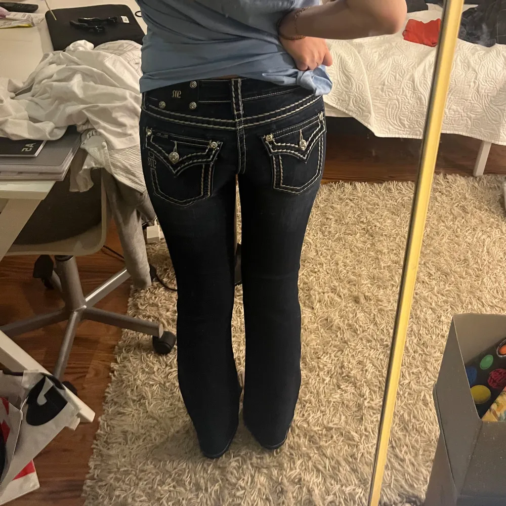 Miss me jeans köpta på plick som tyvärr är för korta på mig! Använda enstaka gånger så de är i bra skick! Passar perfekt på mig i midjan som vanligen bär S. Kom privat för måtten! Pris kan diskuteras!😽🤍. Jeans & Byxor.