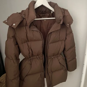 Gant mid lenght down jacket - Säljer min super fina och varma vinterjacka i storlek XS, men passar S och till och med M! Höll mig varm hela vintern, har en super fin passform och använt endast under vinter 2023 men inte så mycket. Orginalpris4500 kr, har kvitto   🥰