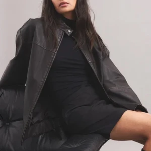 Bikerjacka i PU - Oversized bikerjacka från NA-KD med en vintage look. I nyskick, jättesnygg men kommer inte till användning. Pris kan diskuteras, PM för fler bilder!🥰nypris 1099kr