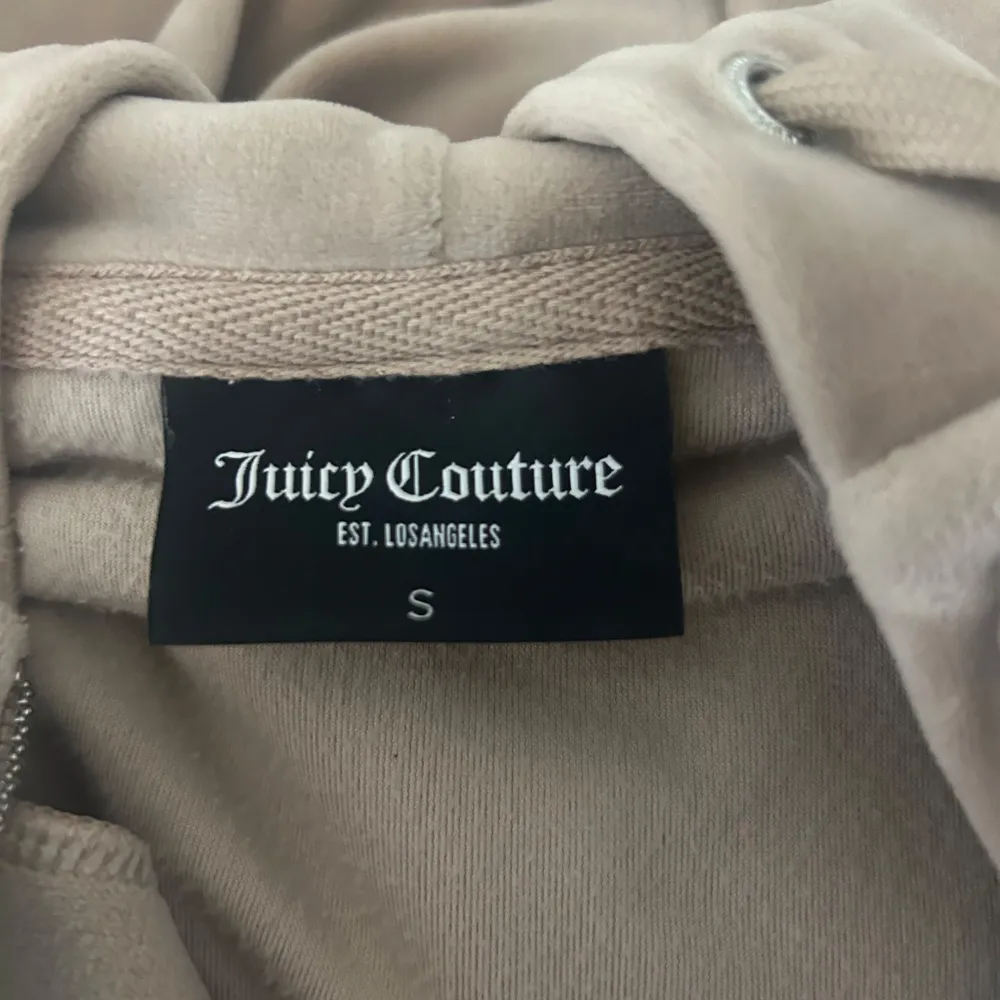 Säljer denna beiga Juicy Couture koftan som inte kommer till någon användning längre. Koftan är i jättebra skick, knappt använd. Köpt i johnells. Skriv privat för mer bilder. Köptes för 1299 kr. Tröjor & Koftor.