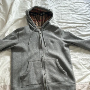 Säljer burberry hoodie  - Säljer min burberry hoodie nu i storlek xs men passar också S. Sitter perfekt på mig som är 165cm. Den är äkta säljer för 1400kr. Säljer pga den inte kommer till användning längre 