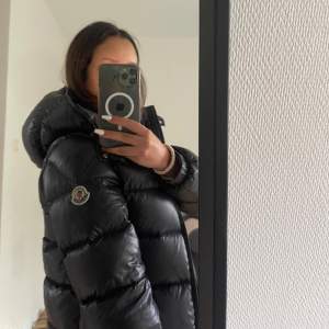 Säljer min älskade Moncler jacka då den ej kommer till användning. Jackan ligger mer som en prydnad i garderoben. Modellen är Giubotto i storlek 164, den säljs inte i dagsläget vilket gör den väldigt unik. Pris kan diskuteras vid snabb affär. ☺️ 