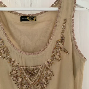 Linne med pärlor - Gulligt linne från Repeat  Liten fläck på baksidan, går säkert bort i tvätten