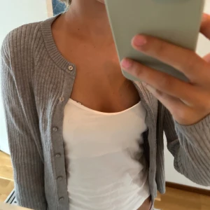 Grå kofta - Säljer denna gråa koftan då den tyvärr inte kommer till användning, och jag rensade min garderob😁 Den har inga som helst defekter och är superfin nu till hösten. ( Den finns inte längre att köpa i butik)