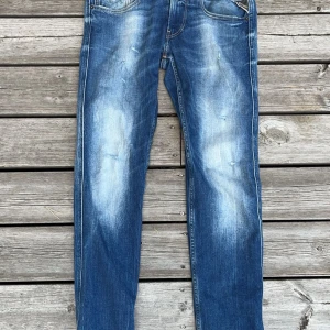 Replay Anbass - Replay Anbass is strl 28/32. Säljer pga av dem har blivit för små! Dom är i en mellanblå färg med slitningar (fler bilder kan skickas på begäran) Riktigt snygga! Hör av er vid funderingar! 🤩 