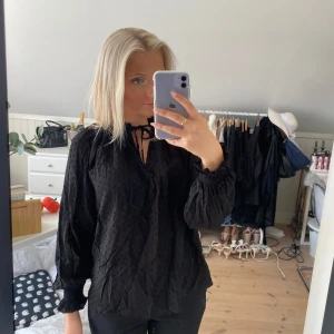 Blus  - Söt blus med liten knytning 