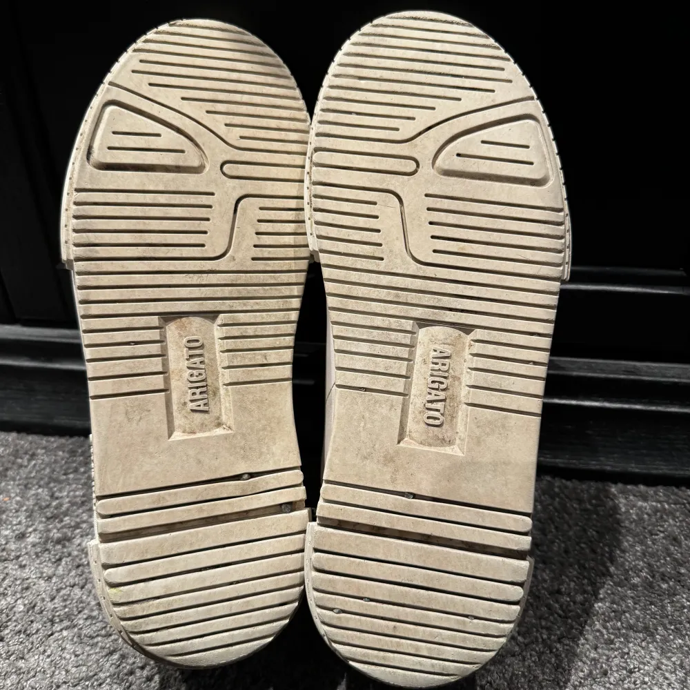 Arigato sneakers Size: 40 passar 41 Skick: varit med en hel del men finns mycket kvar att ge. Ingen låda, bara skor finns! Pris 289kr  Köparen står för eventuell frakt!. Skor.