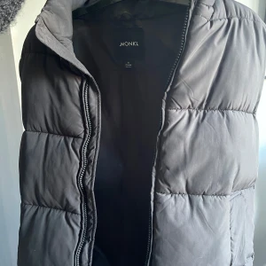 Väst från Monki S - Svart pufferväst från Monki i storlek S. Västen är i bra skick.