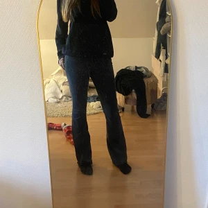 Weekday jeans - Svarta Weekday jeans i storlek 27/32 midjemåttet är 33 och innerbenslängden är 80💞