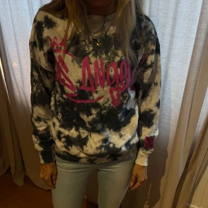 Svart och vit tie-dye hoodie med rosa text - tiedye sweatshirt som e super cool och snygg . från zara . 