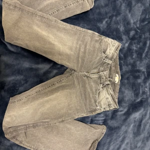 Gråa lågmidjade jeans - Bara använd några gånger!! Efter första dagen så fick jag ett litet hål i slutet av byxorna (eftersom de har för långa).  Är 160 och de är väldigt långa.  Köpte från barnavdelningen så det är storlek 170cm, så skulle säga att det är en XS/S. 