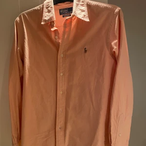 Polo Ralph lauren skjorta  - Bra skick, använd ca 5 gånger  Köpt för 1395kr Om det skulle vara så att du undrar något är det bara skriva
