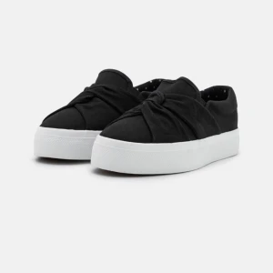 Skor - Säljer dem här super fina skorna från zalando!!💞💞