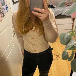 Beige kofta från Lager 157 - Säljer en superfin ljusrosa kofta från 157. Den är i storlek 160 men passar även xs. Koftan är långärmad och gjord i ett mjukt material som känns skönt mot huden. Perfekt för både höst och vår! Aldrig använd så i nyskick💕💕