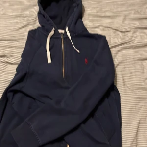 Gammal polo Hoodie som bara sitter i garderoben. - Den har inga defekter, bara att den är lite äldre.