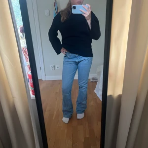 Lågmidjade jeans - Säljer dessa skit snygga lågmidjade jeans från Crocker i ca strl S. Skriv för mått💞
