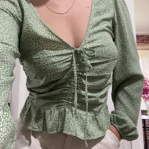 Grön blus - Grön blommig blus från H&M, endast använd några gånger.