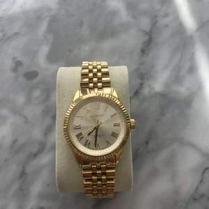 GANT guldklocka - En guldig Gant klocka i romerska siffror.  Mycket bra skick. Funkar till både dam och herrar. Ordinariepris 3200 kr.  Pris kan diskuteras.