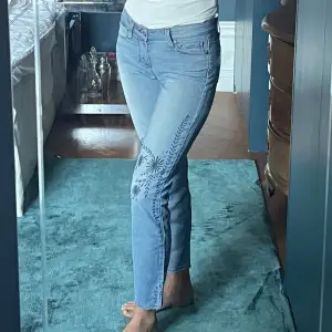 Paige är en premium jeans märke och som setts på många kändisar. Så som Harry Styles, Rosie huntington whiteley, Gwen Staffani, Jessica Biel, Jessica Alba m.m   Verdugo Ankle jeans från Paige  Köpta i LA för ca 3000 kr Storlek 25 Låg midja ankel lång