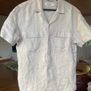 As snygg linneskjorta från Dressman - Säljer denna super snygga linneskjorta i storlek S (small) från Dressman! Helt oanvänd säljer då den är för liten. Nypris 399kr. Pris går att diskuteras
