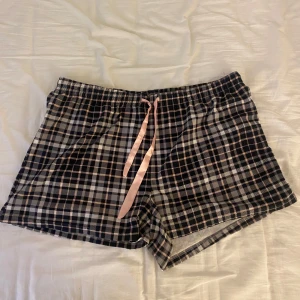 Pyjamas shorts  - Säljer ett par pyjamas shorts som tyvärr är förstora på, därav inga bilder på. Pris kan diskuteras vid snabb affär💕💕
