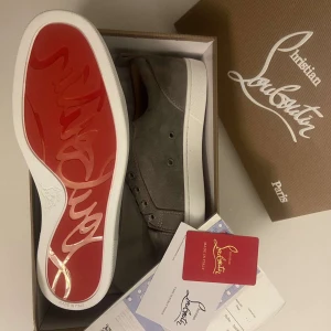 Louboutins skor utan spikar strlk441:1 - Louboutins skor utan spikar  helt nya oanvända strolek 44