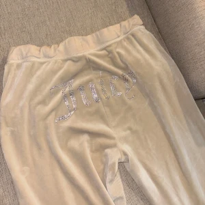 Beigea juicy byxor - Säljer dessa juicy byxor då jag inte använder dem. Använda fåtal gånger men är som nya. 