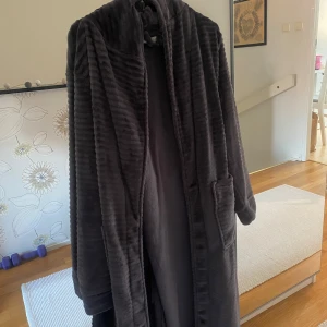 Grå morgonrock  - Säljer denna super mysiga morgonrock från Cubus då den är för liten för mig