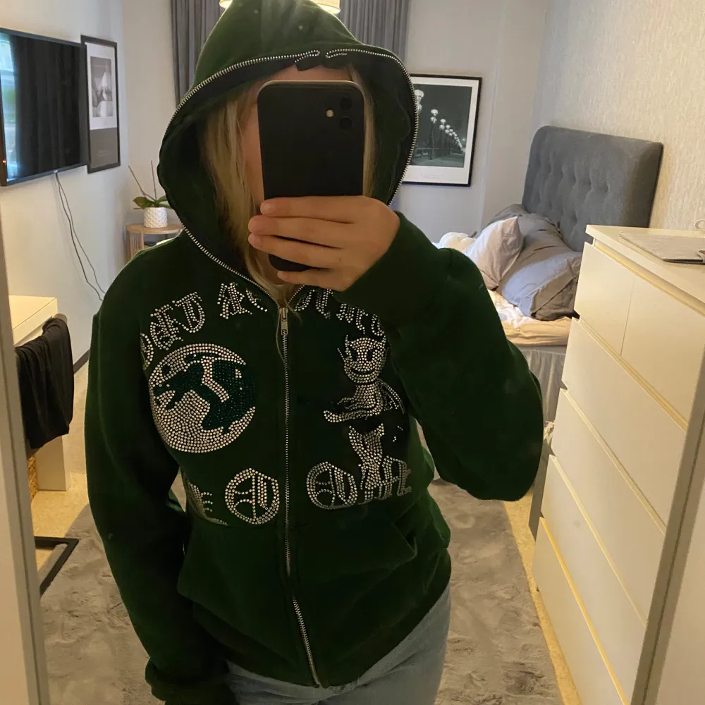 Säljer nu denna mörkgröna ”aim for the moon hoodie” med paljetter!  Hoodien har fickor, en dragkedja som går hela vägen upp och en luva. Hoodien är även ”fodrad” lätt inuti. Paljetterna sitter fast ordentligt men vad jag såg nu så finns det en paljet. Hoodies.