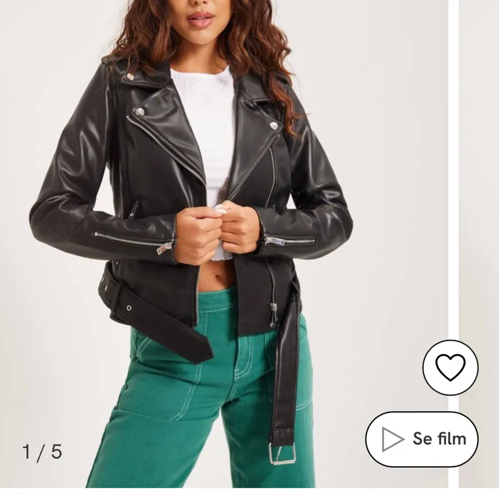 Skinnjacka köpt för 899kr på Nelly men märket är Glamorous. Inte använd jätte mycket då den va lite för liten storlek redan vid köpet så den är nästan som ny❣️. Jackor.