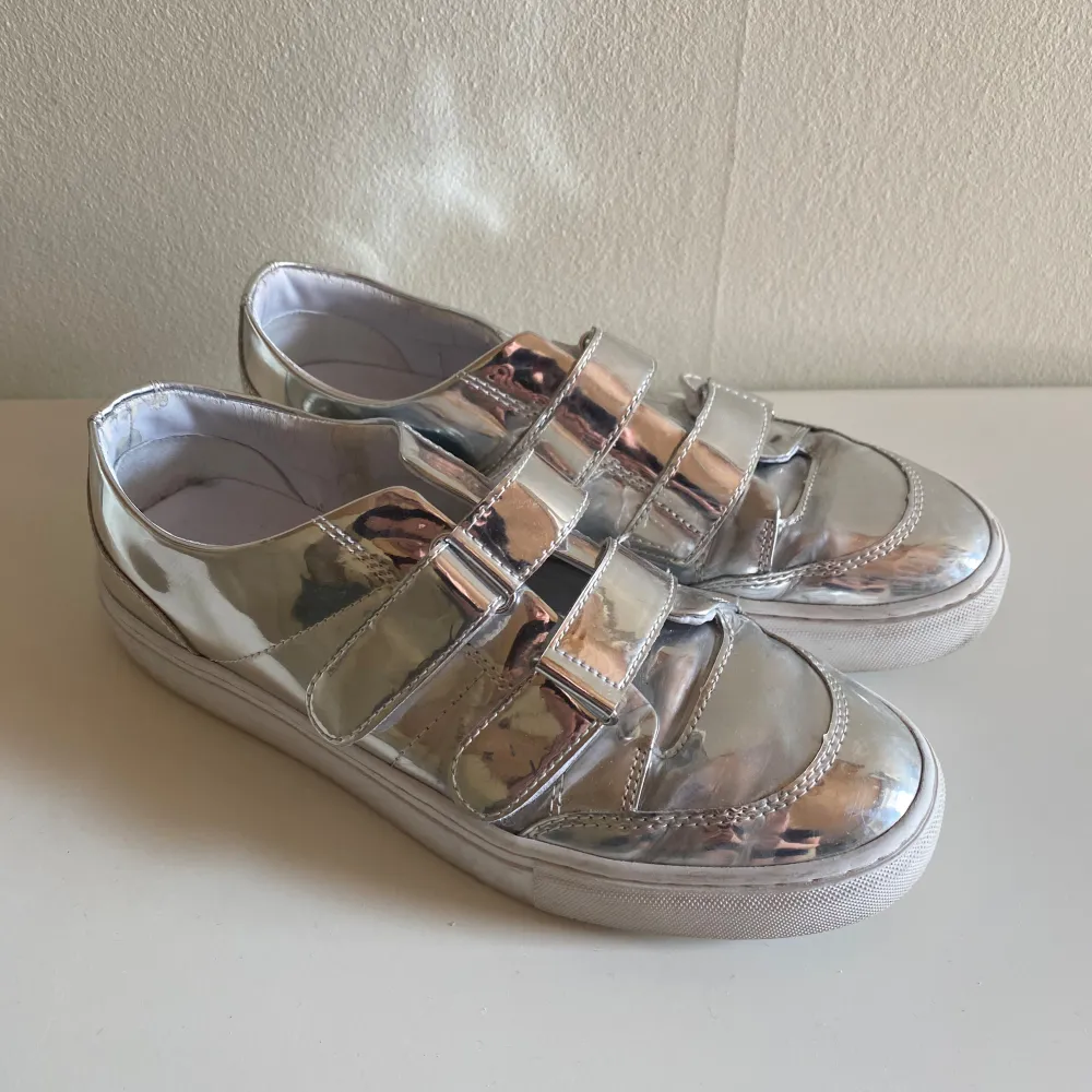 Silver sneakers med karborreband. Skor.