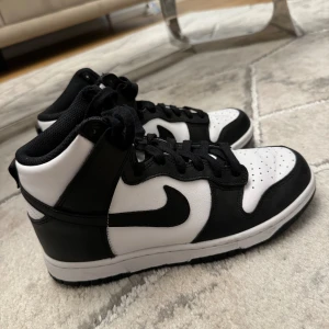 Nike Dunk High - Ett par Nike Dunk High. Använda 3-4 gånger nästan som nya, lite creasade men inget farligt.  Köpta för 1300kr Storleken är 38,5 EUR.  Jag säljer dunksen för 650kr.