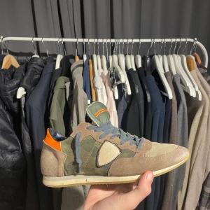 Philippe Model trainers - Tjo säljer nu mina Phillipe model trainers, modellen heter trpx eller något liknande. Sjukt feta nu till vintern iaf, matchar bra me nån fet field jacket. Ta dom av mig för en lax, har inget OG då dom e billiga slitskor o har slängt skiten.