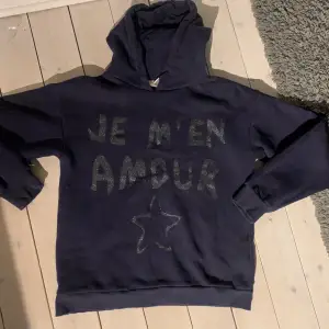 Marinblå je’men amour hoodie med glittertext i rätt så bra skick använt några gånger och köpt av en kompis💕