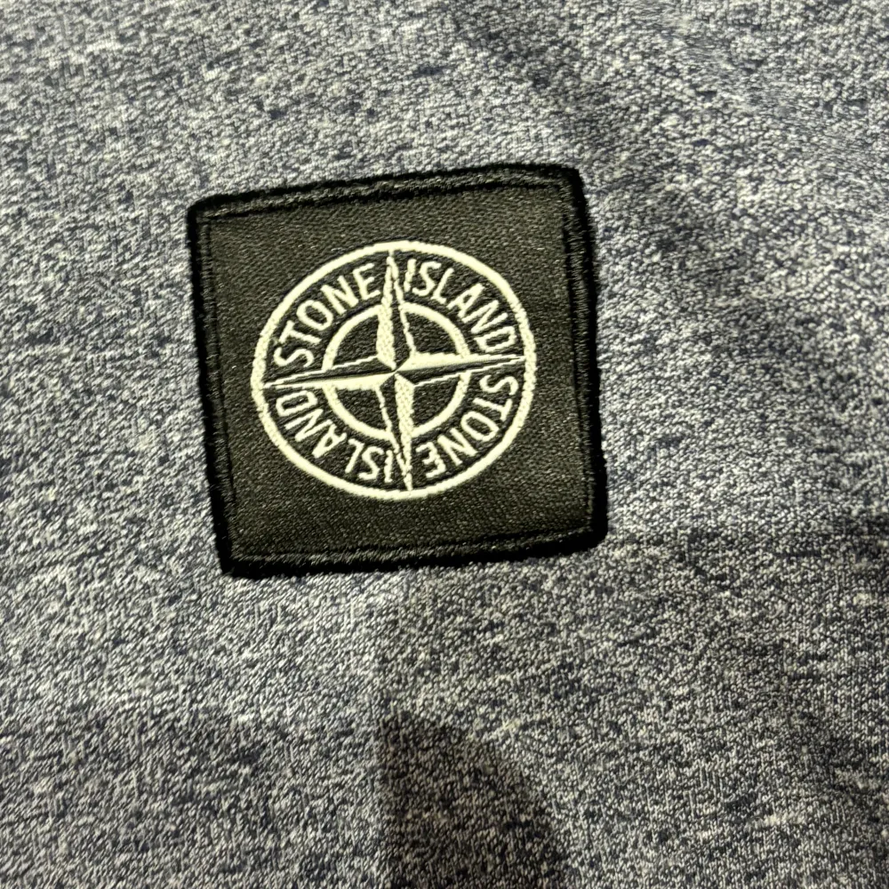 söljer en stone island t shirt osäker om den är äkta därav sänkta priset storlek large inga defekter väldigt fint skick storlek large len passar medium fint ochså. T-paidat.