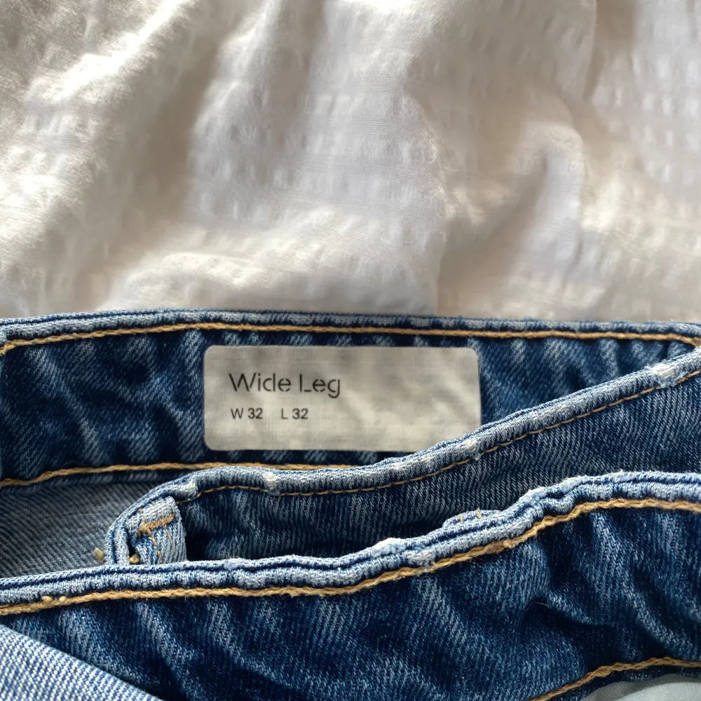 Sjukt snygga jeans från Esprit som tyvärr inte är helt min stil. Helt oanvända så de är som nya. Passar bra på mig som är 171 och har storlek M, något längre i benen.💗. Jeans & Byxor.