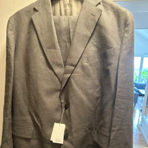 Kavaj & kostymbyxor  - Säljer detta sett från dressman, köpt för ca en månad sedan. Kavajen aldrig använd, prislapp sitter kvar. Byxorna är använda en gång.  Kavaj: XL Byxor: 40/32 Nyskick