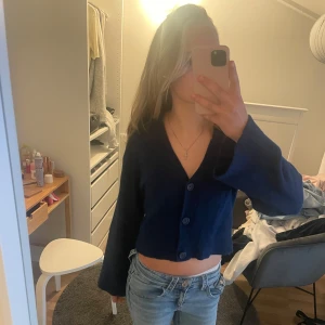 Kofta - Skit söt kofta i ett underbart material som jag älskar men tyvärr är för liten. Skit skön och perflkt nu till hösten! Kontakta vid köp eller för fler frågor❤️ pris kan diskuteras 