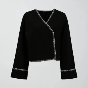 Kort svart kappa  - Jättefin svart lite tunnare kappa som tyvärr inte är min stil därav har den inte kommit till användning, lappen kvar! Storlek XS men kan passa S också då den är lite stor i storleken💕kan sänka priset vid snabb affär