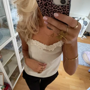 Beigt linne - Säljer detta gulliga linnet från bikbok💕Öppen i ryggen med en enkel korsning.